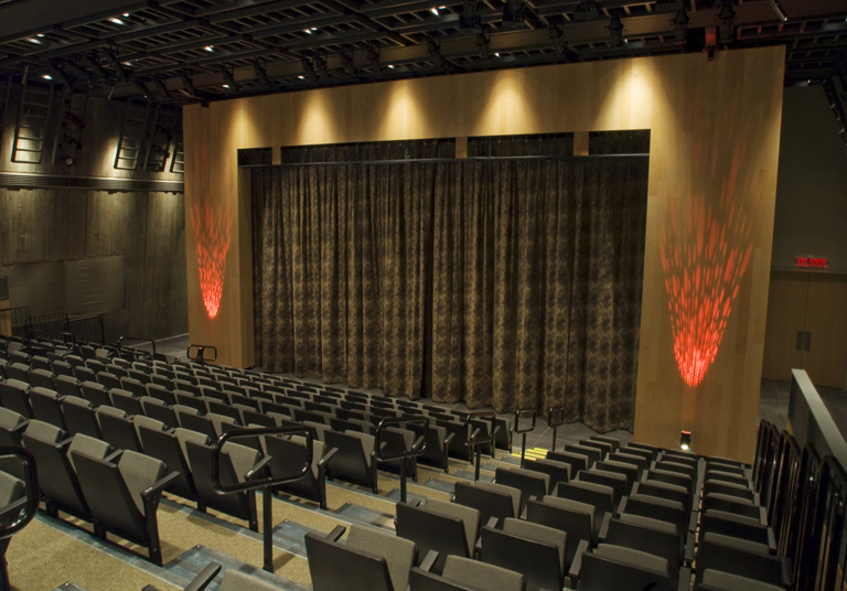 Le Musée canadien de la guerre à Ottawa comprend un auditorium avec des rangées de sièges et un rideau rouge.