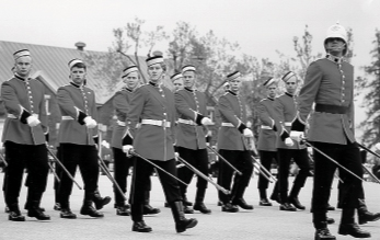 Une photo en noir et blanc d'un groupe d'hommes en uniforme au Musée canadien de la guerre à Ottawa.