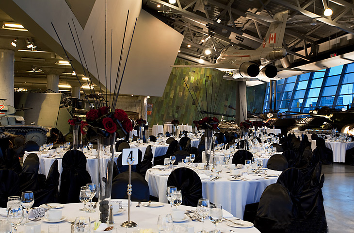 Une salle remplie de tables et de chaises au Musée canadien de la guerre à Ottawa.