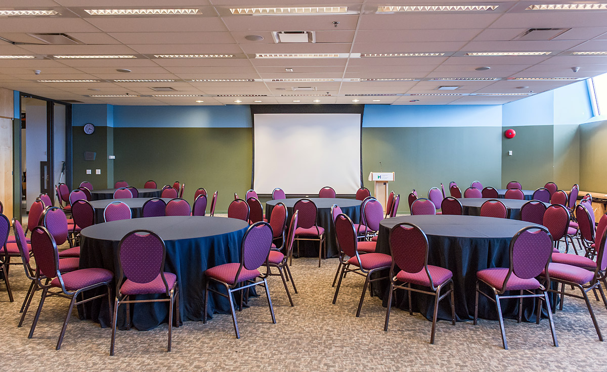 Une salle de conférence avec tables et chaises installée au Musée canadien de la guerre à Ottawa.