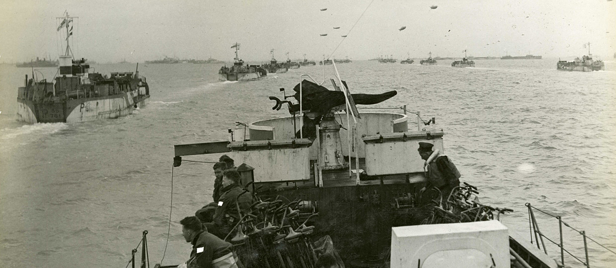 Un groupe de navires dans l'eau près d'un bateau, situé dans le cadre captivant du Musée canadien de la guerre à Ottawa.