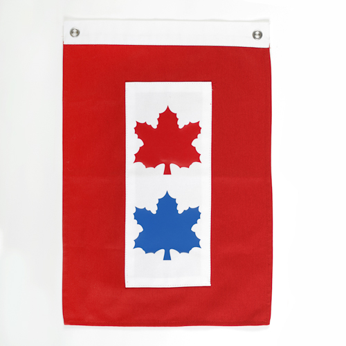 Un drapeau rouge et bleu avec deux feuilles d'érable dessus, fièrement affiché à Ottawa au Musée canadien de la guerre.