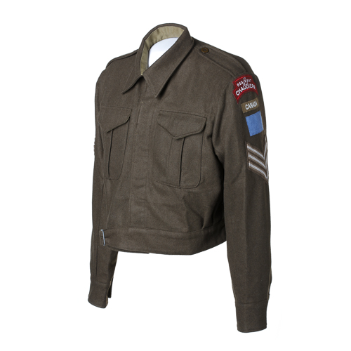 Une veste militaire marron avec des écussons, disponible au Musée canadien de la guerre à Ottawa.