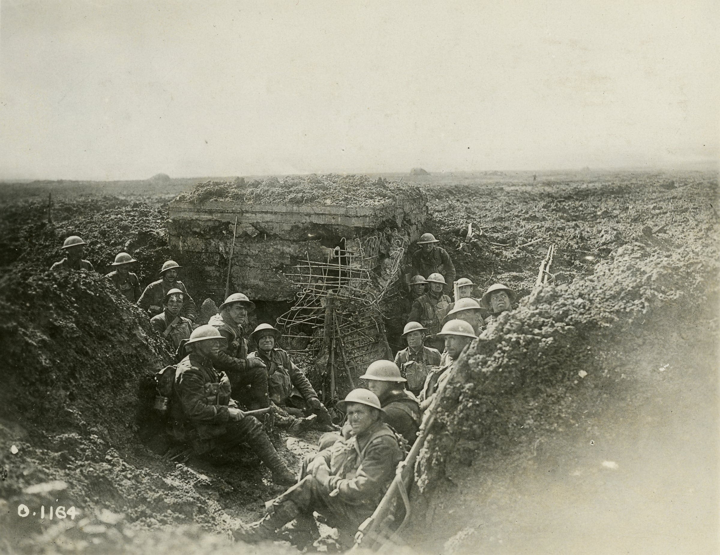 Un groupe de soldats assis dans une tranchée au Musée canadien de la guerre à Ottawa.