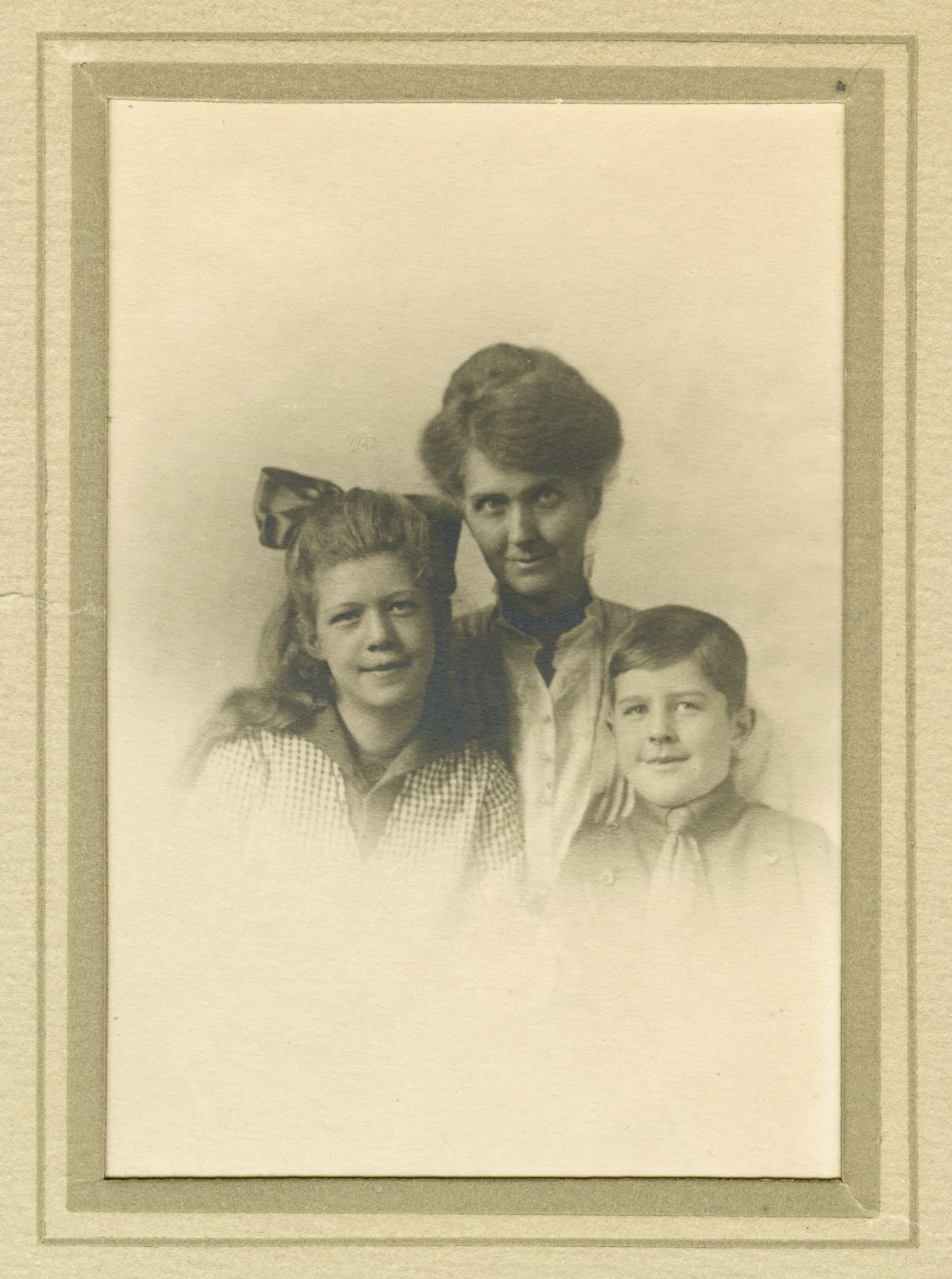 Une vieille photo d'une femme et de deux enfants au Musée canadien de la guerre à Ottawa.