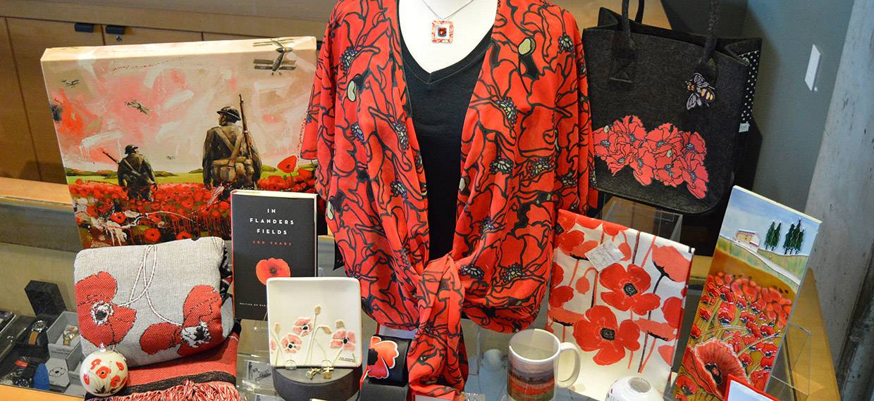 Une exposition d'objets en forme de coquelicot rouge à Ottawa au Musée canadien de la guerre.