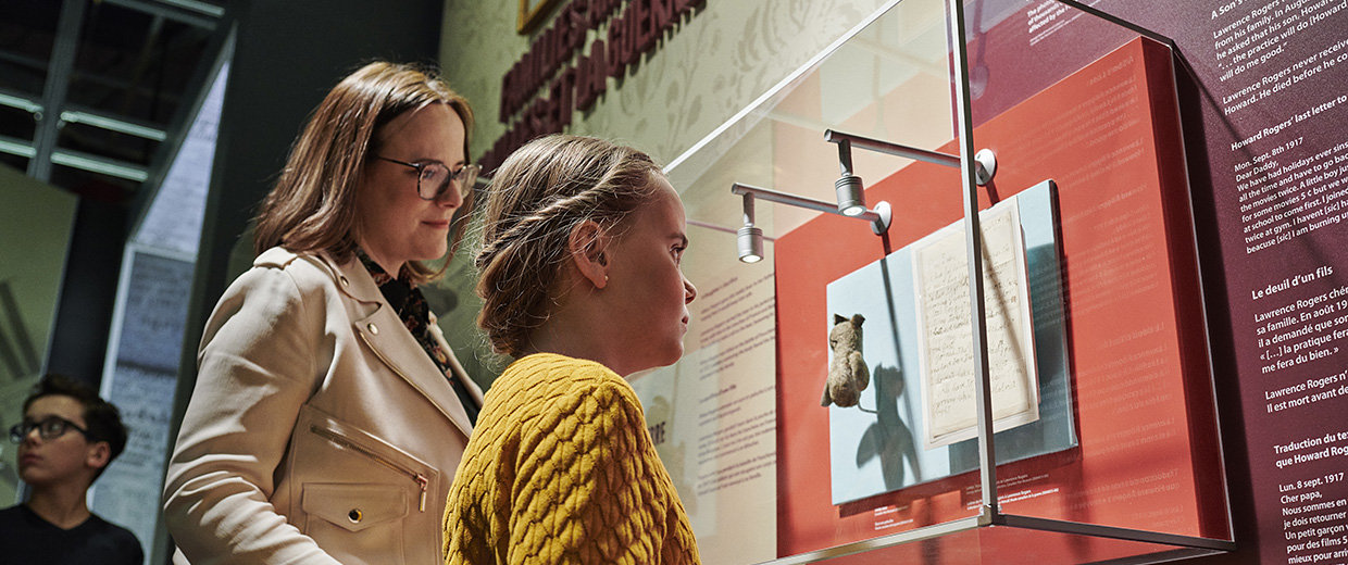 Une femme et un enfant à Ottawa explorant les artefacts du Musée canadien de la guerre.