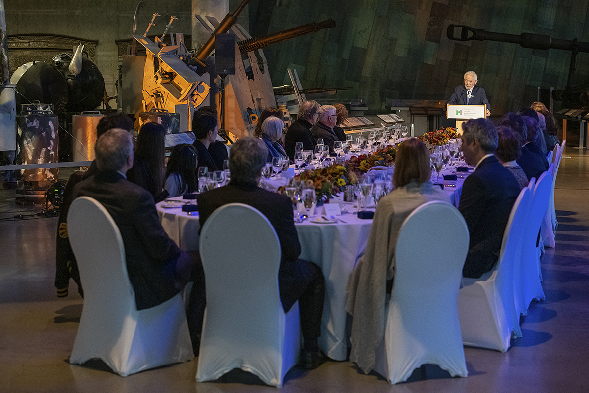 Un groupe de personnes assises à une table au Musée canadien de la guerre à Ottawa.