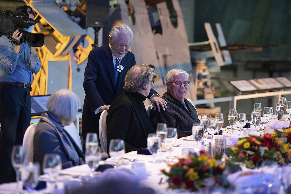 Un groupe de personnes assises à une table au Musée canadien de la guerre, à Ottawa.