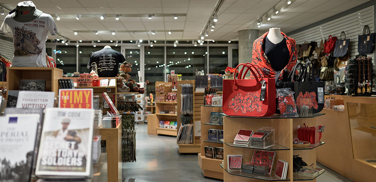 Situé à Ottawa, ce magasin offre une grande variété de livres et de sacs à main.