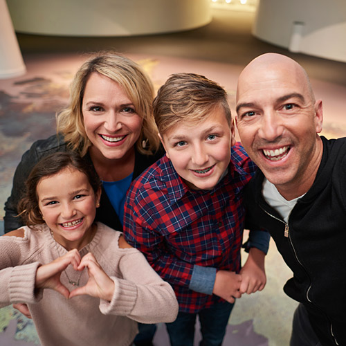 Une famille prend un selfie au Musée canadien de la guerre à Ottawa.