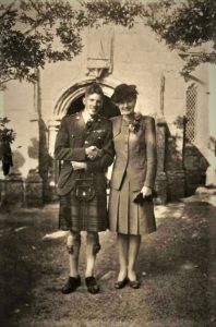 Un homme et une femme souriant proche d'une église