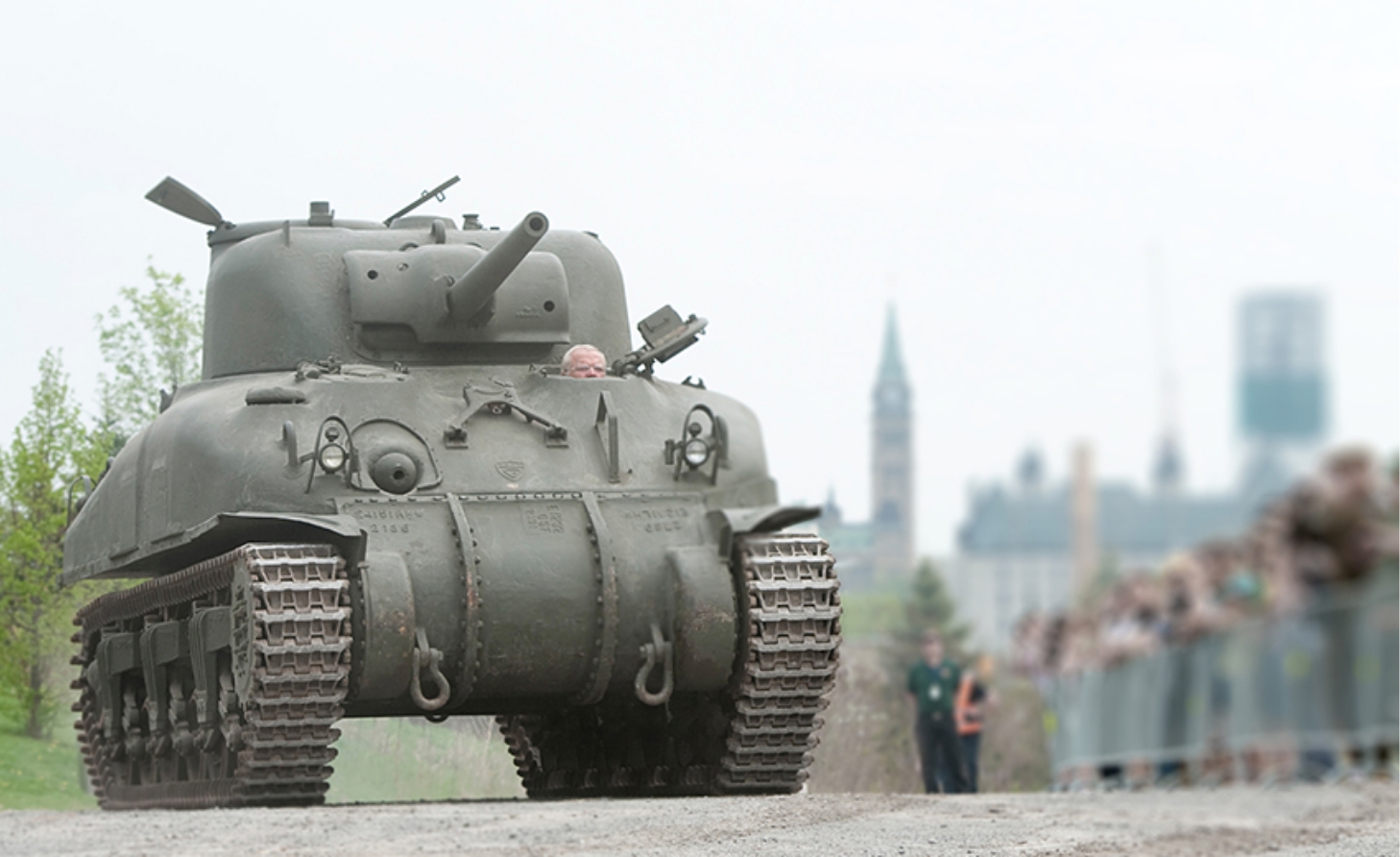 Un char circulant sur un chemin de terre près du Musée canadien de la guerre à Ottawa.