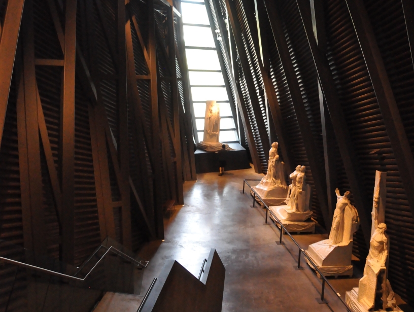 L'intérieur du Musée canadien de la guerre à Ottawa avec des statues et des escaliers.