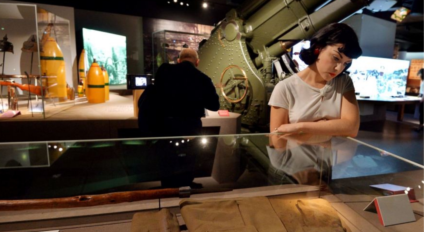 Une femme regarde une exposition d’armes à feu au Musée canadien de la guerre.