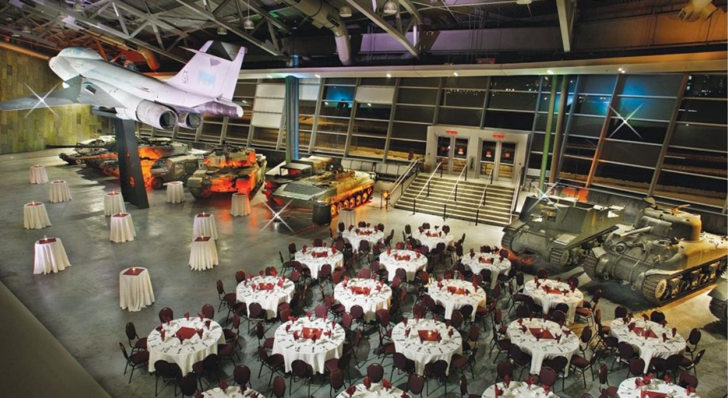 Le Musée canadien de la guerre à Ottawa présente une salle remplie de tables et de chaises et une exposition impressionnante de véhicules militaires.