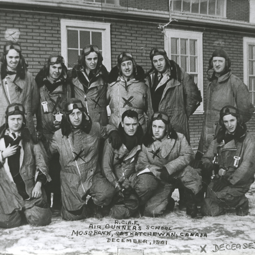 Un groupe de pilotes posant pour une photo dans la neige au Musée canadien de la guerre à Ottawa.