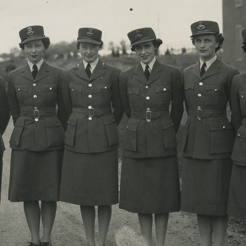 Un groupe de femmes en uniforme côte à côte au Musée canadien de la guerre à Ottawa.