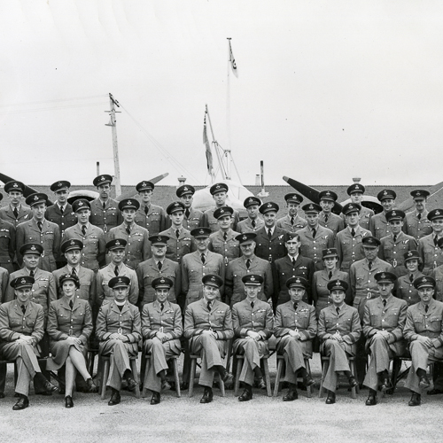 Un groupe d'hommes en uniforme, situé au Musée canadien de la guerre à Ottawa, posant pour une photo.