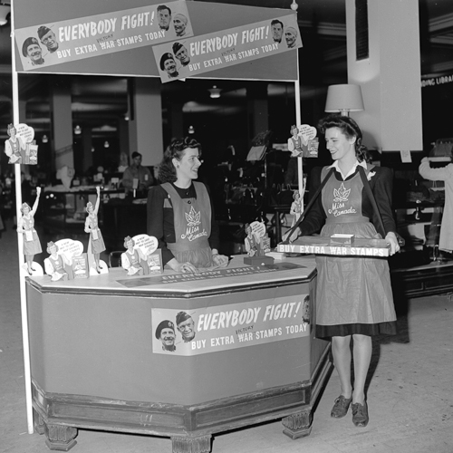 Deux femmes debout devant un stand de nourriture au Musée canadien de la guerre à Ottawa.