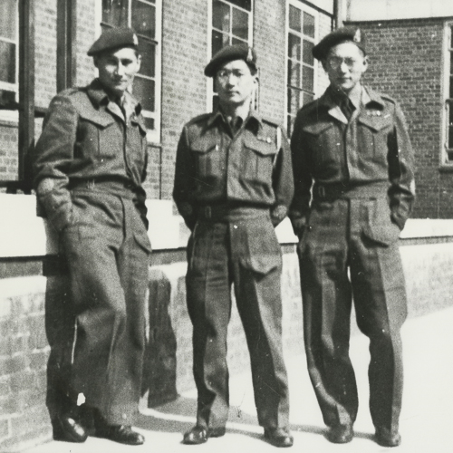 Trois hommes en uniforme debout devant le bâtiment du Musée canadien de la guerre à Ottawa.