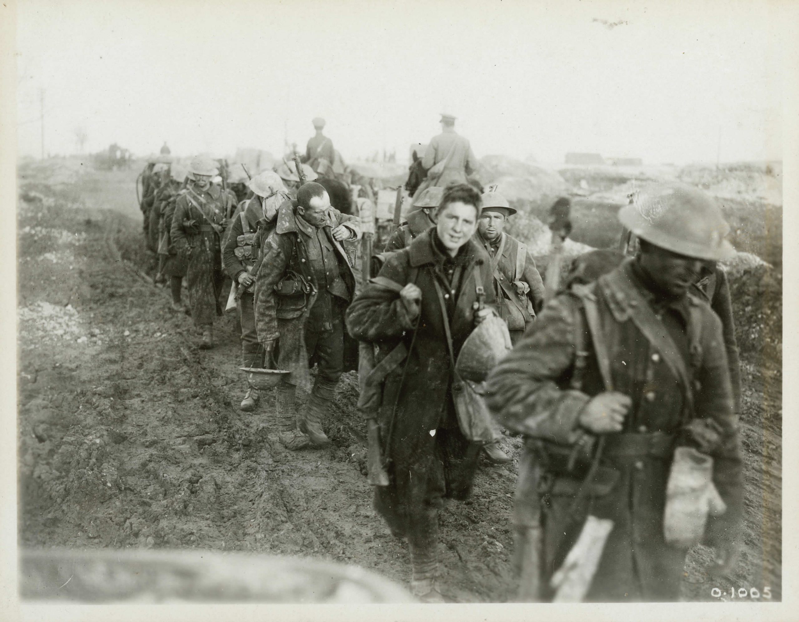 Un groupe de soldats marchant sur un chemin de terre près du Musée canadien de la guerre à Ottawa.