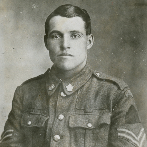 Une vieille photo d'un homme en uniforme prise au Musée canadien de la guerre à Ottawa.