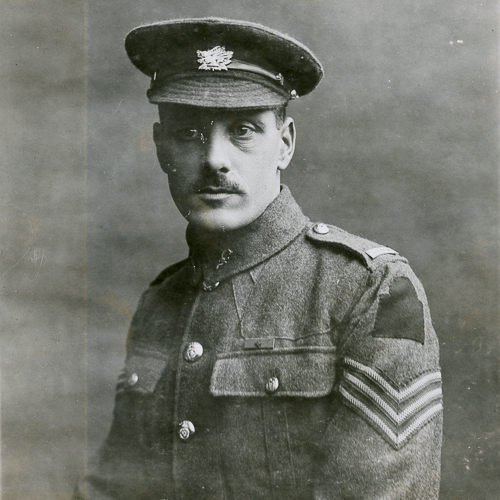 Une vieille photo d'un homme en uniforme exposée au Musée canadien de la guerre à Ottawa.