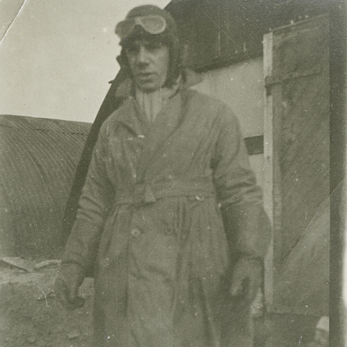 Un homme portant un manteau et des lunettes debout devant le Musée canadien de la guerre.