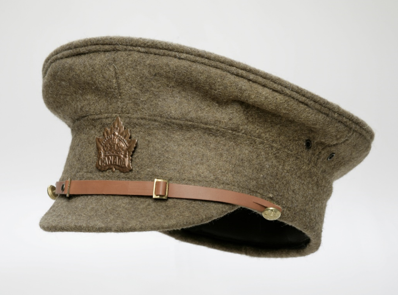 Un chapeau militaire avec des lanières de cuir marron, exposé au Musée canadien de la guerre à Ottawa.