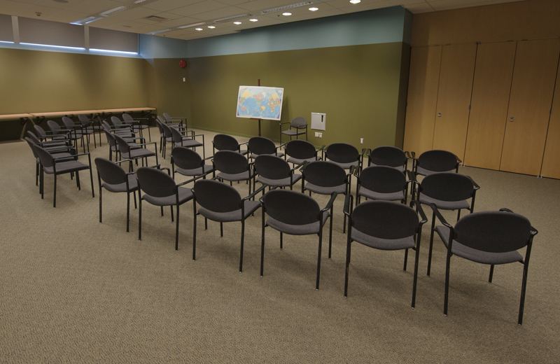 Une salle de conférence avec des chaises, une carte, à Ottawa.