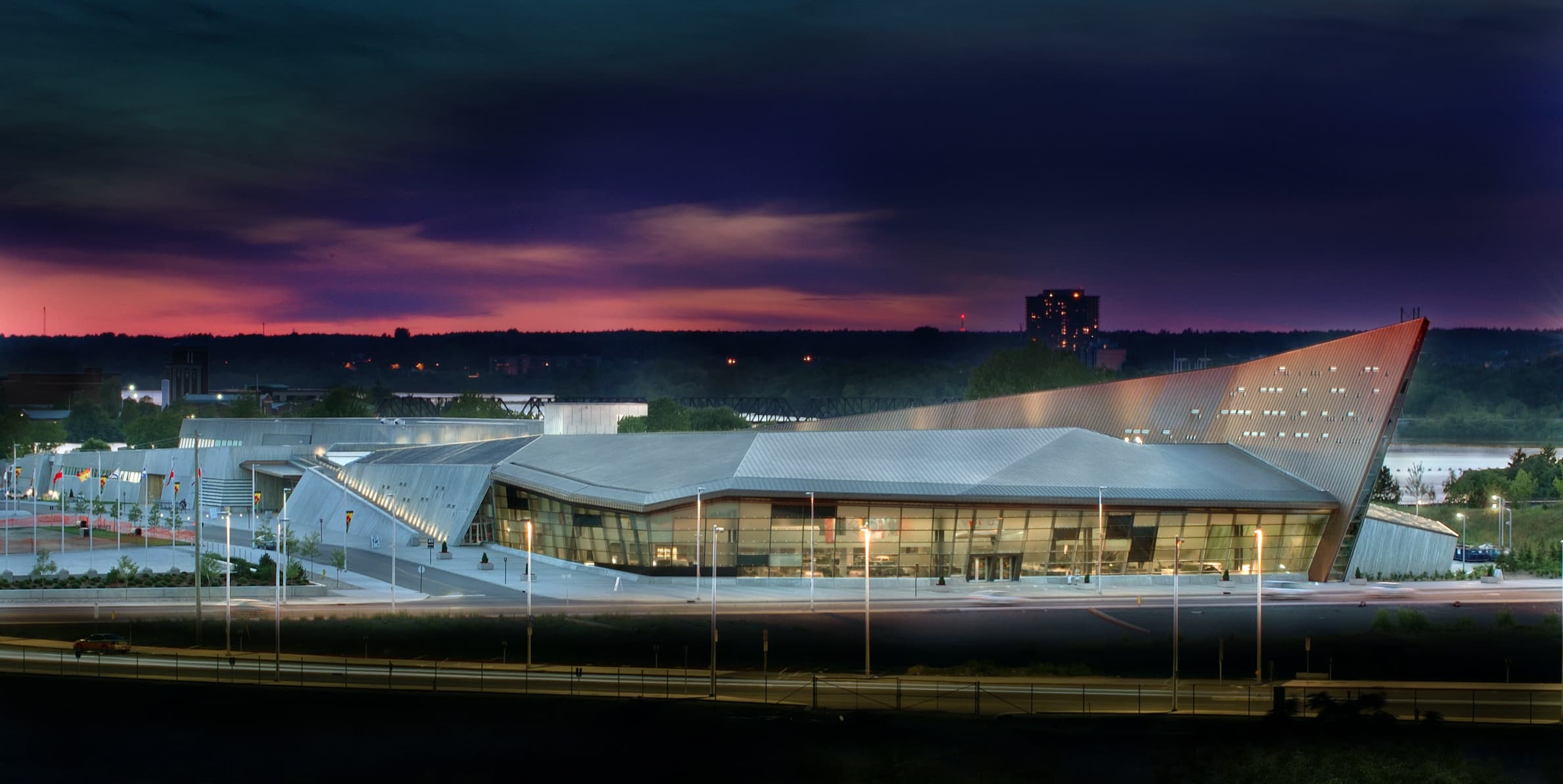 Une image d’un bâtiment moderne la nuit à Ottawa.