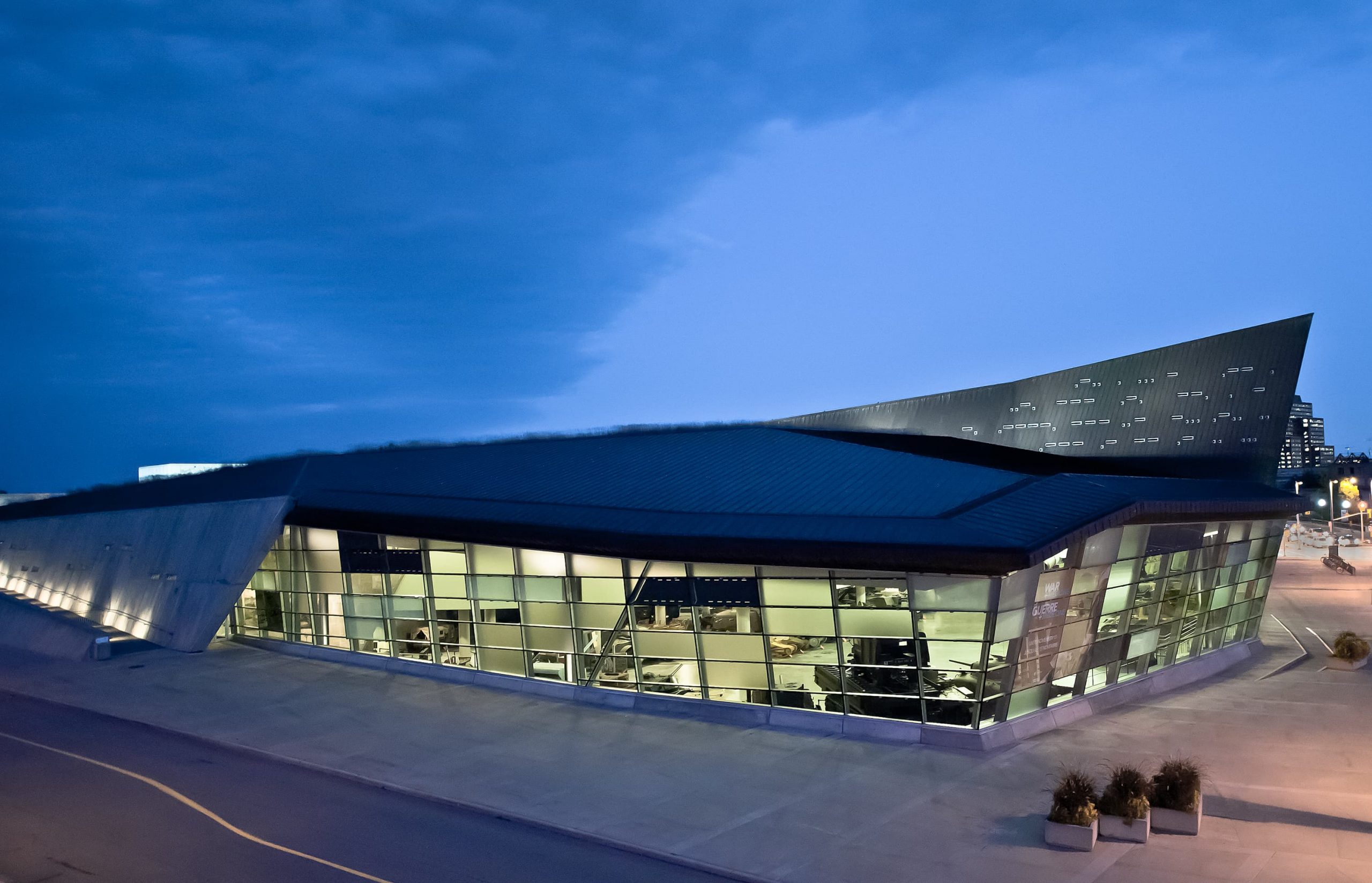 Le Musée canadien de la guerre, situé à Ottawa, présente un superbe bâtiment doté d'une grande verrière qui illumine magnifiquement le ciel nocturne.