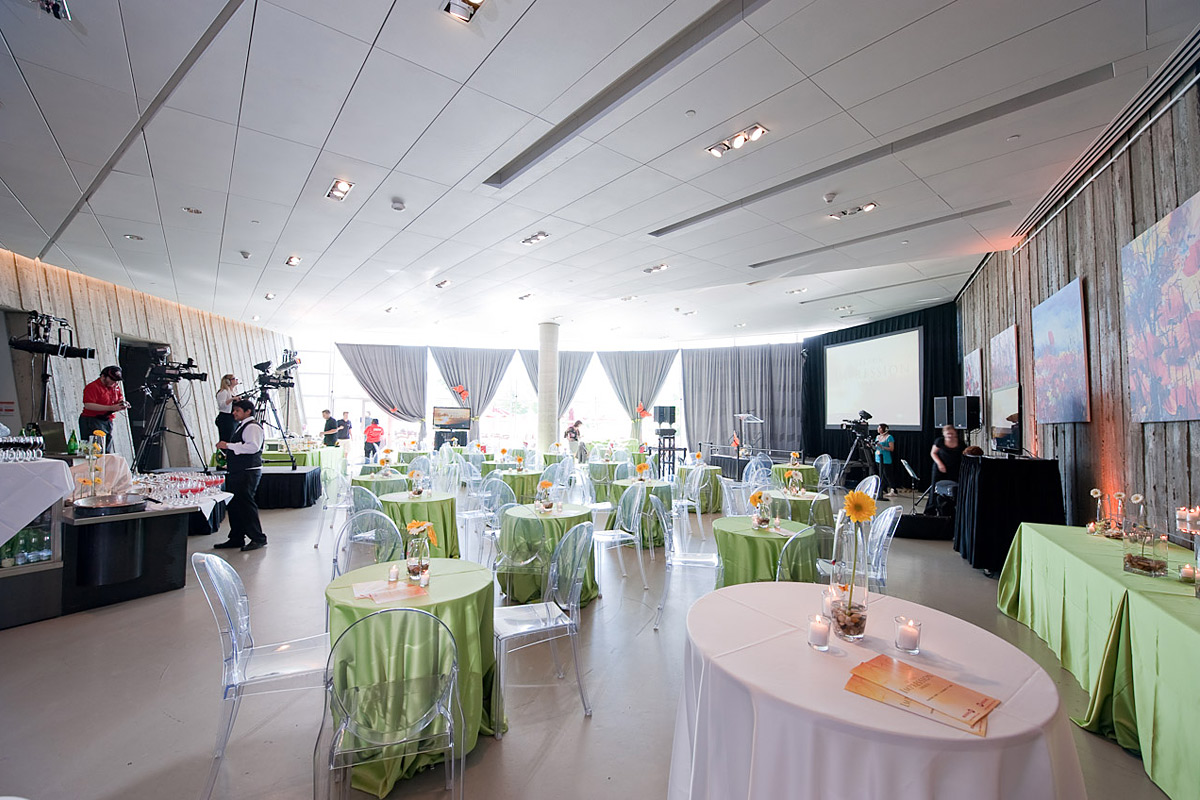 Une salle du Musée canadien de la guerre à Ottawa, avec des tables et des chaises installées pour une fête.