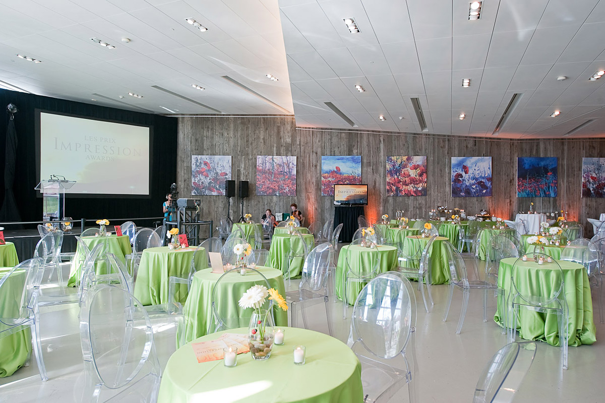 Une grande salle avec des tables et des chaises vertes à Ottawa au Musée canadien de la guerre.