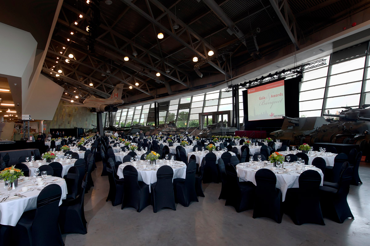 Une grande salle remplie de tables et de chaises, située à Ottawa au Musée canadien de la guerre.