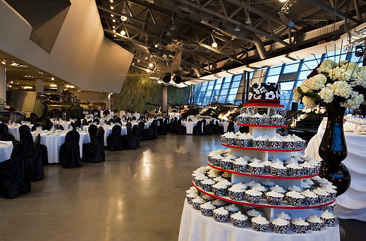 Une table avec des petits gâteaux dessus au Musée canadien de la guerre à Ottawa.