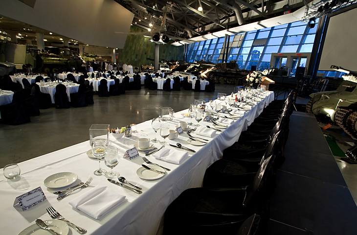 Une longue table avec des draps blancs au Musée canadien de la guerre à Ottawa.