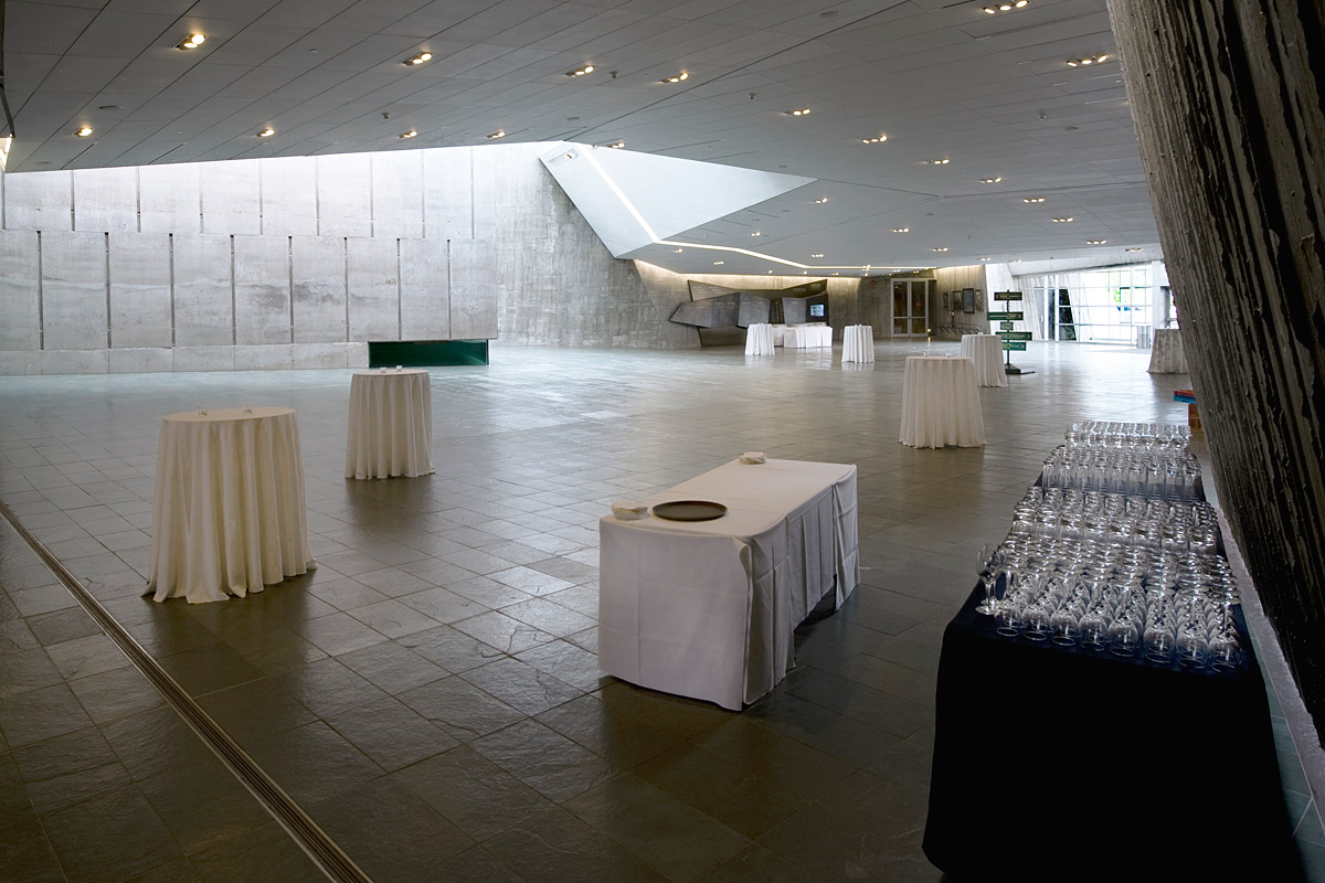 Une grande salle avec tables et chaises située au Musée canadien de la guerre à Ottawa.