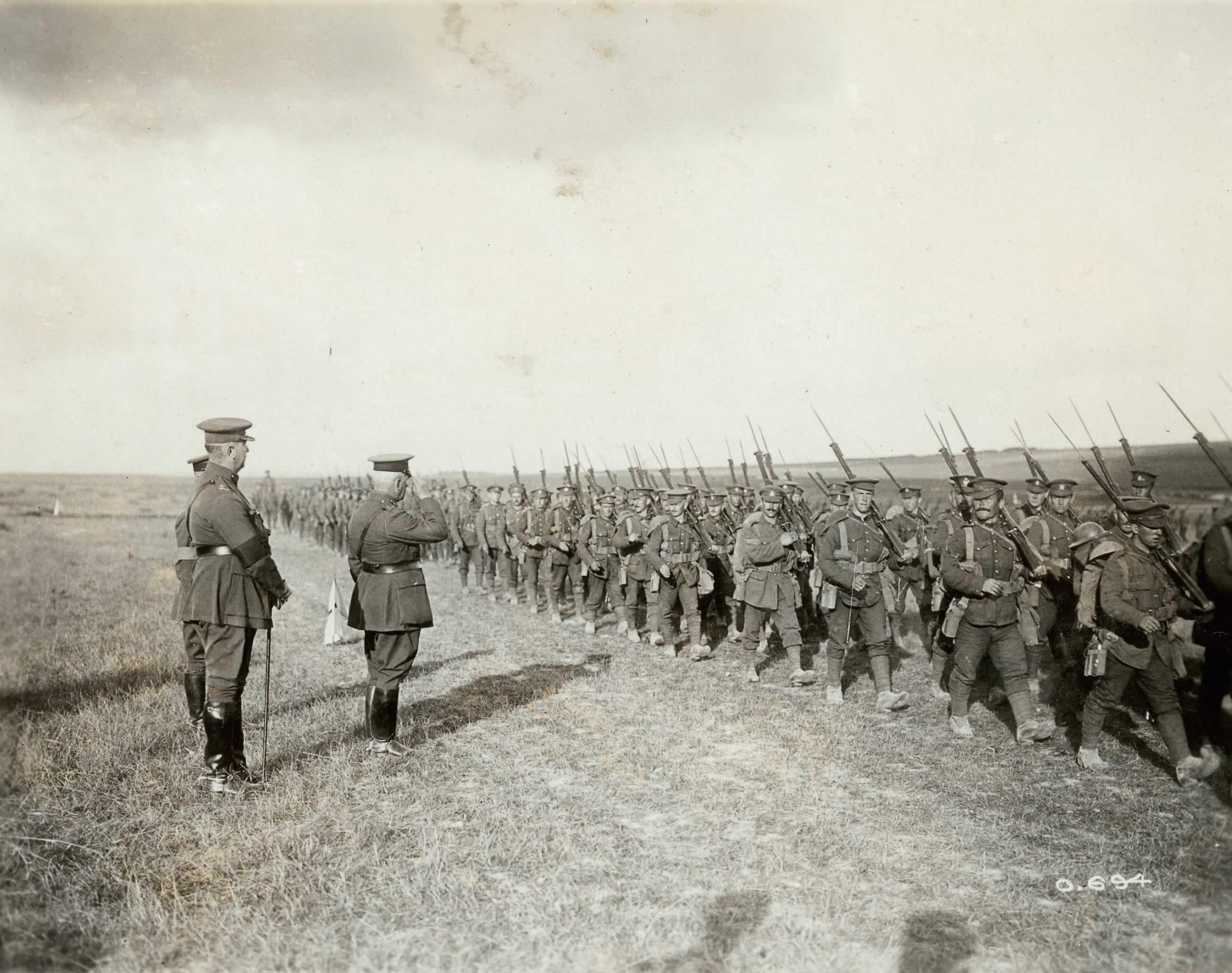 Un groupe de soldats en uniforme, à Ottawa, marchant dans un champ près du Musée canadien de la guerre.