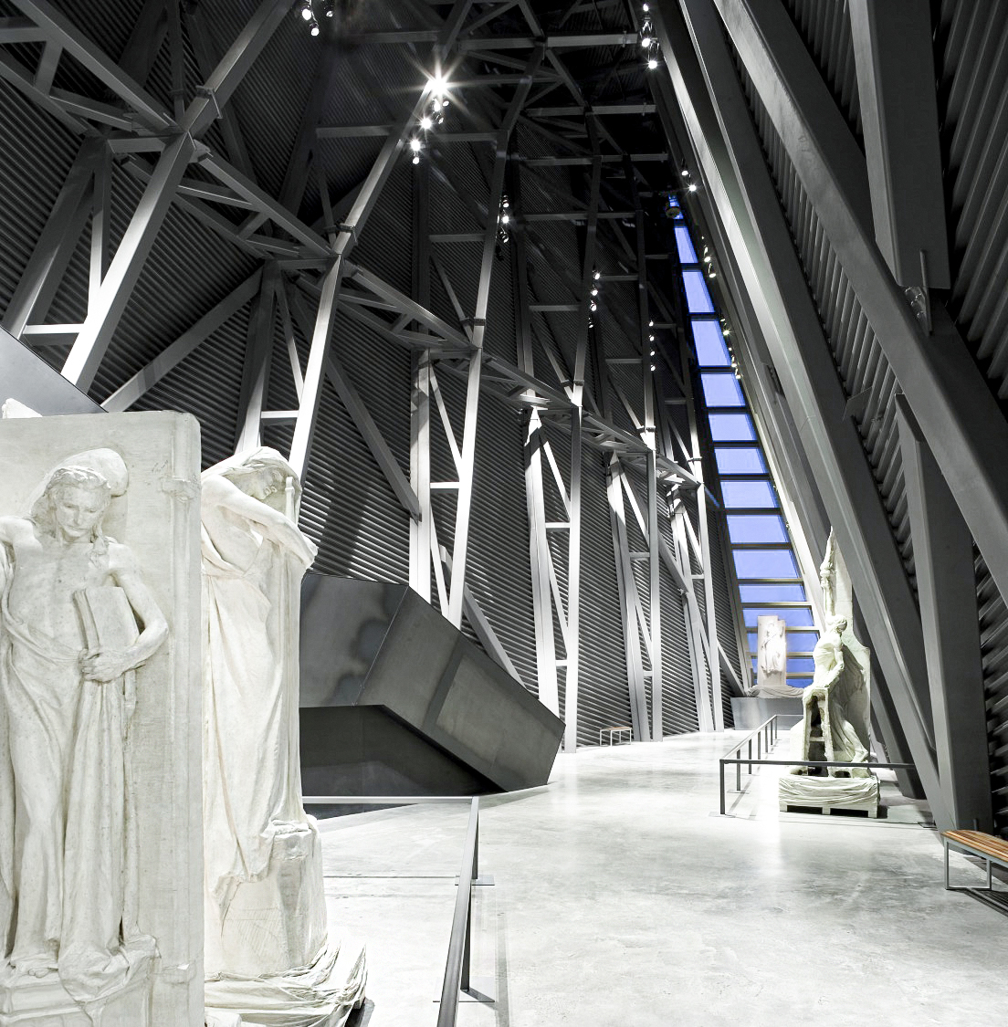 Le Musée canadien de la guerre, situé à Ottawa, est un grand bâtiment orné de statues.