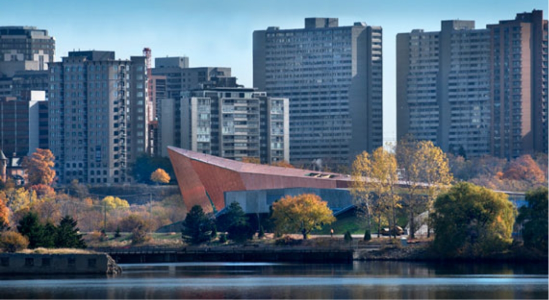 Une ville avec de grands immeubles et une rivière en arrière-plan, située à Ottawa.