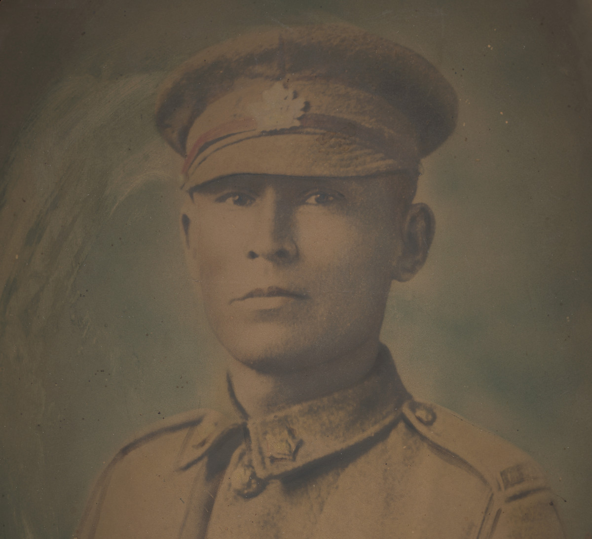 Une vieille photographie d'un homme en uniforme exposée au Musée canadien de la guerre à Ottawa.