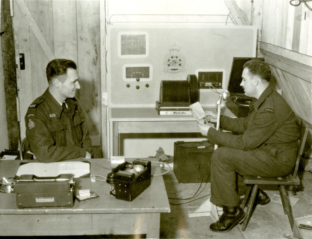 Deux hommes en uniforme militaire assis à une table au Musée canadien de la guerre, à Ottawa.