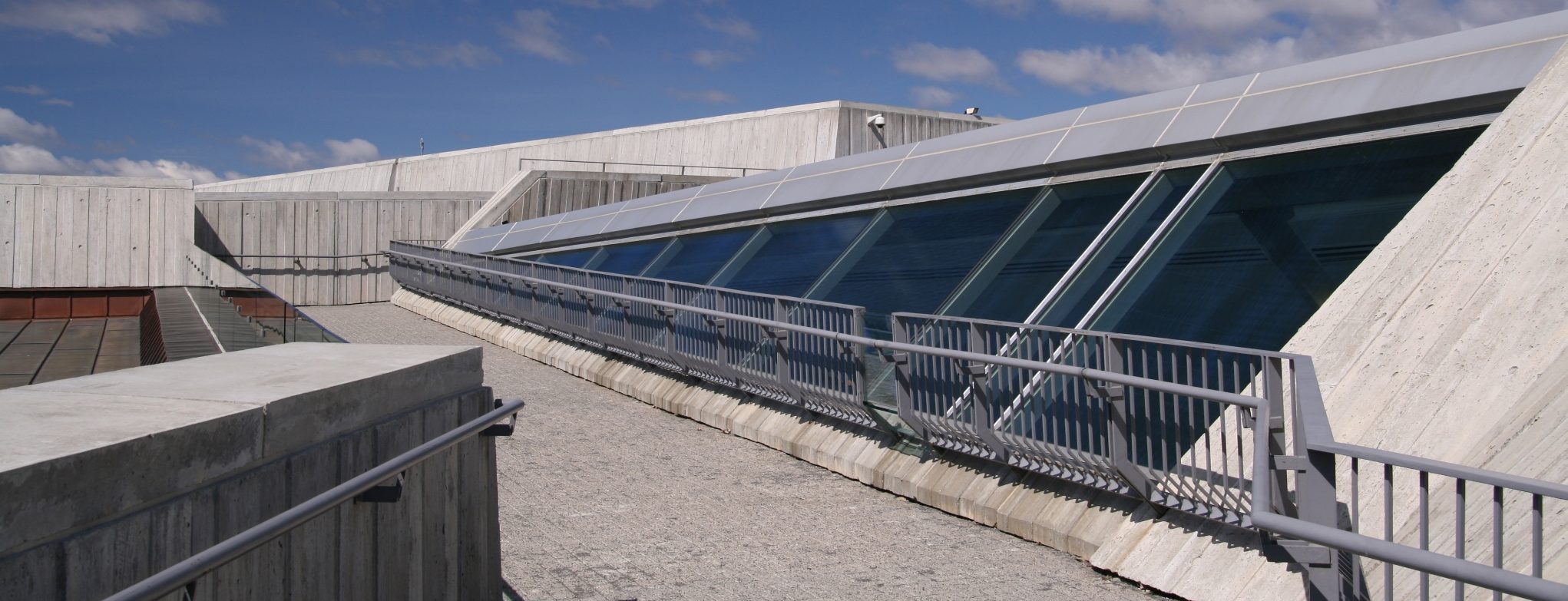 Une passerelle en béton menant au Musée canadien de la guerre à Ottawa.