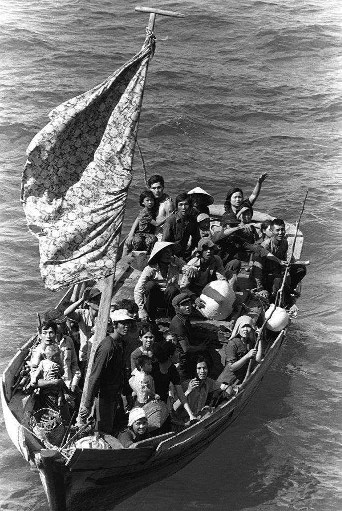 Un groupe de personnes dans un bateau visitant le Musée canadien de la guerre à Ottawa.