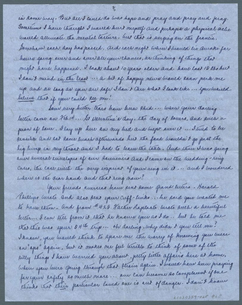 Une lettre écrite à l'encre bleue sur un morceau de papier, trouvé au Musée canadien de la guerre à Ottawa.