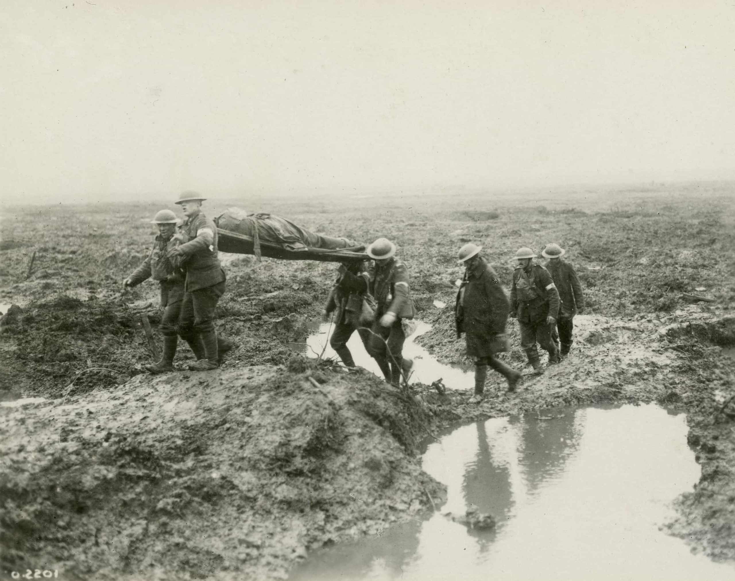 Un groupe d'hommes transportant un corps dans une zone boueuse à Ottawa, près du Musée canadien de la guerre.