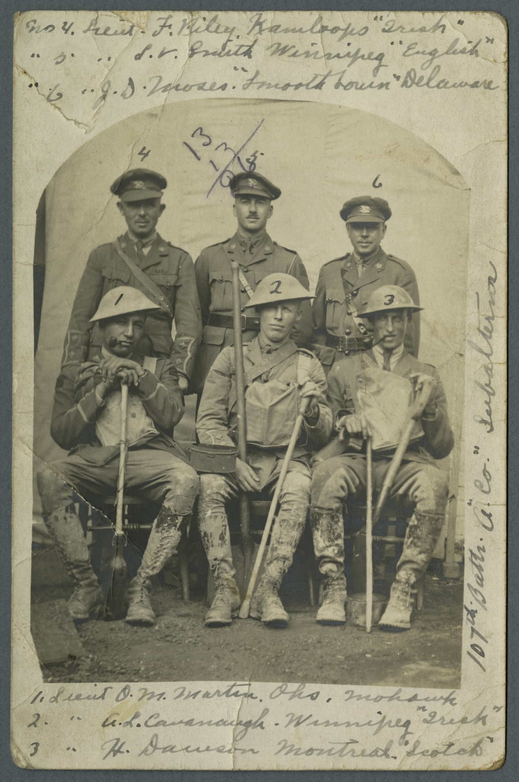 Un groupe d'hommes en uniforme posant pour une photo au Musée canadien de la guerre à Ottawa.