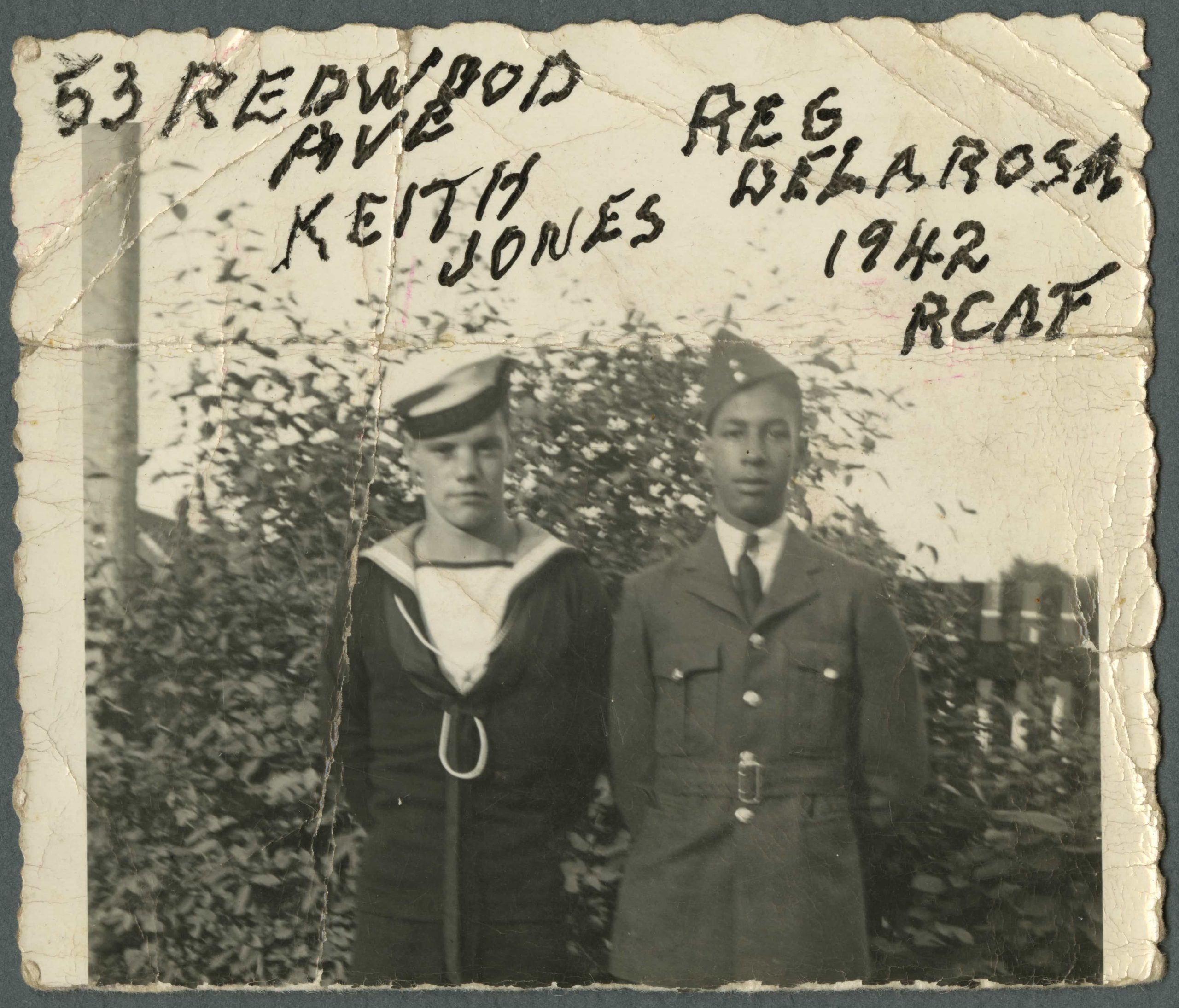 Deux hommes en uniforme côte à côte au Musée canadien de la guerre à Ottawa.